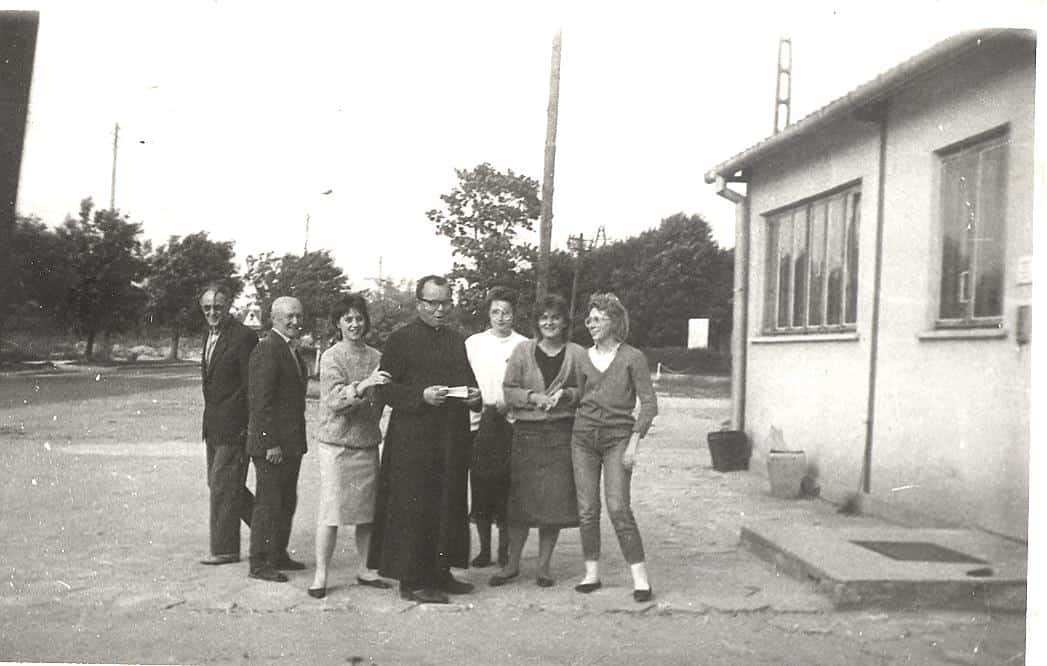 1988 Ks. Szulc z animatorkami oazowymi