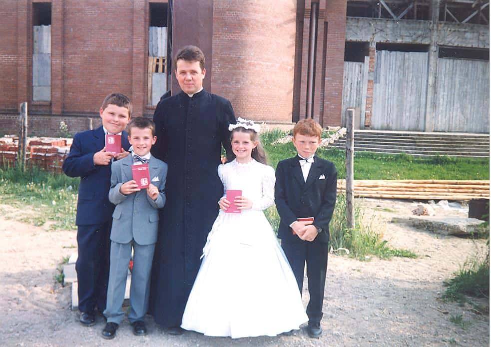 1998 I Komunia, ks. R. Karaś jako wikary