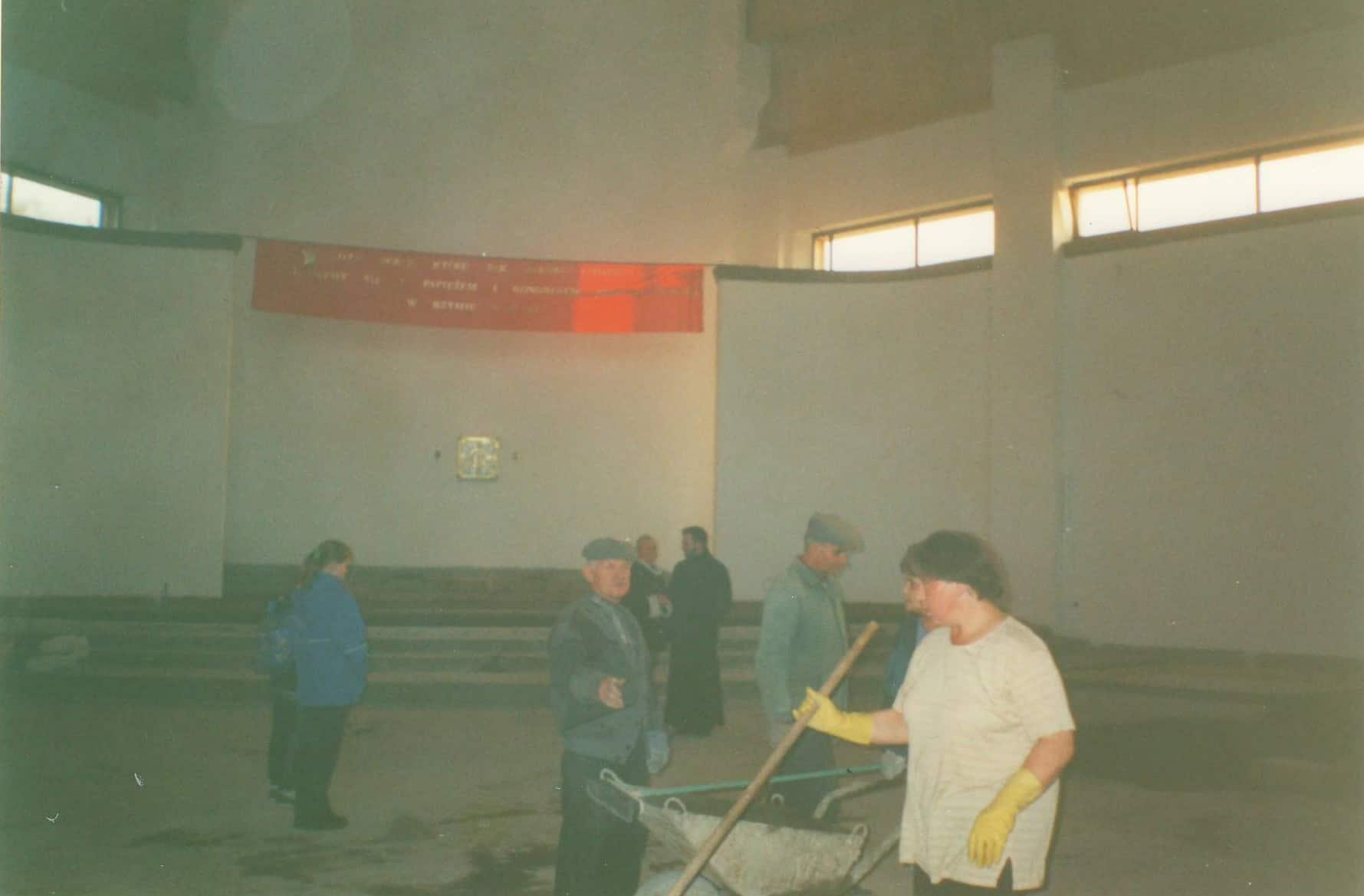 2000 Pierwszy ślub w nowej świątyni - sprzątanie