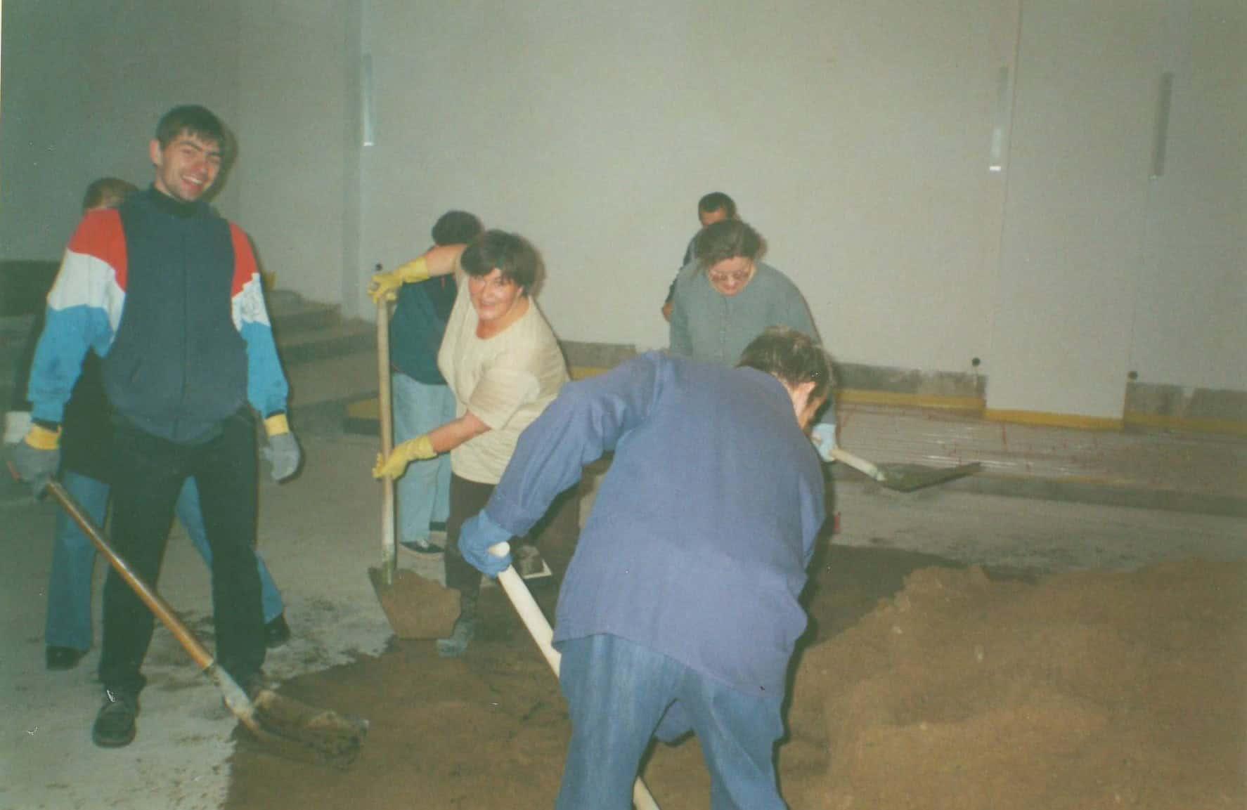 2000 Pierwszy ślub w nowej świątyni - sprzątanie