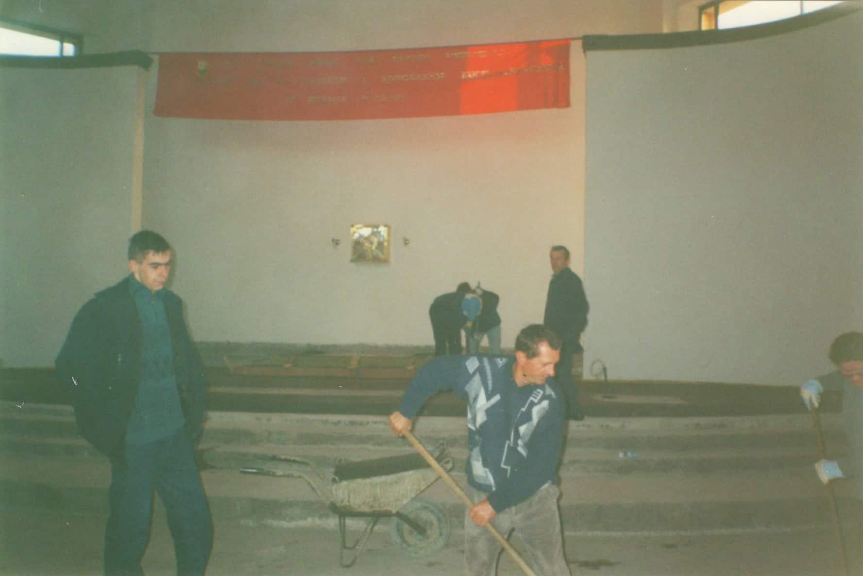 2000 Pierwszy ślub w nowej świątyni - sprzątanie