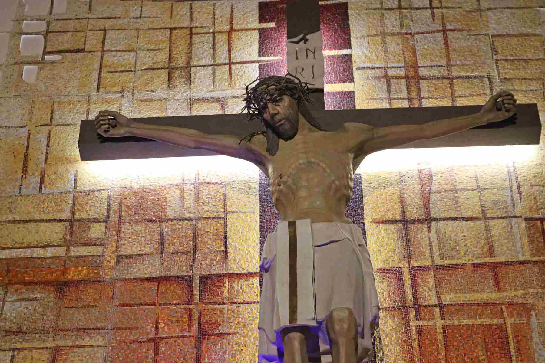 Krzyż w ołtarzu głównym