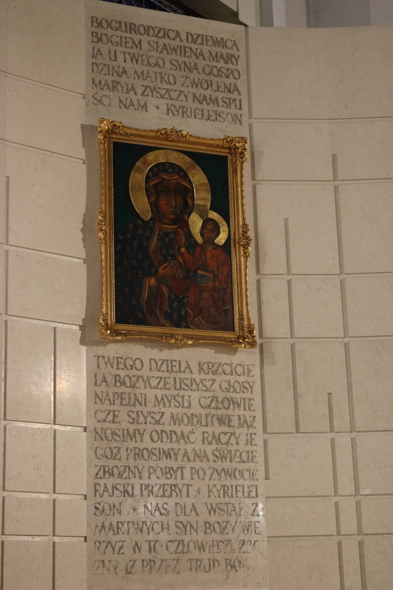 Kurtyna boczna - obraz Matki Bożej na tle tekstu "Bogurodzicy"